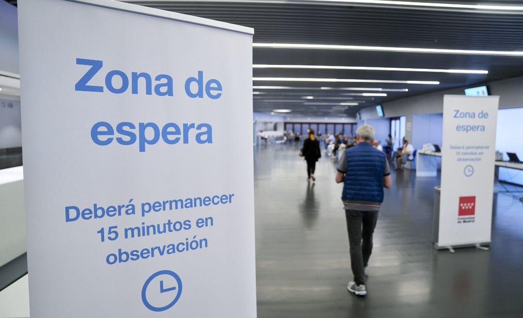 Archivo - Un hombre entra en la zona de espera, después de recibir la dosis con la vacuna de Pfizer en el Wanda Metropolitano.