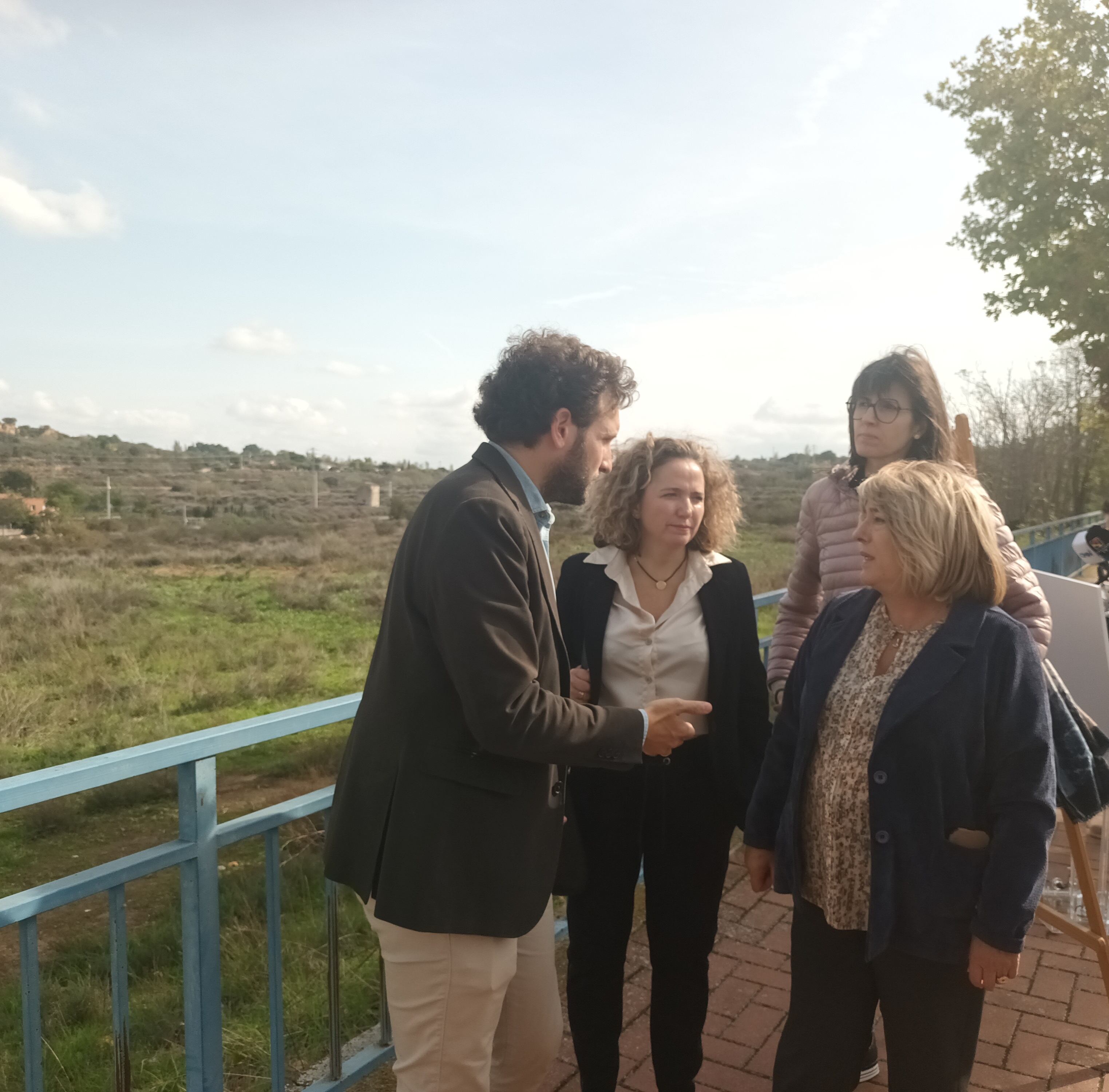 Isaac Claver y Tomasa Hernández con las concejalas Marta Montaner y Nuria Moreno en la visita a los terrenos del nuevo instituto