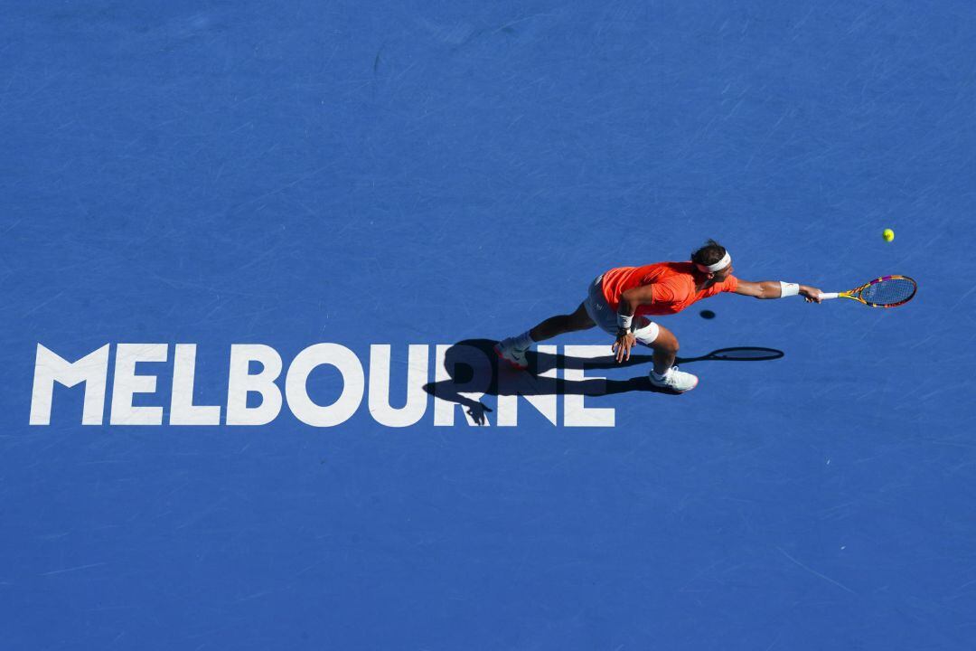 Rafael Nadal, durante una acción del partido de la primera ronda del Open de Australia ante el serbio Laslo Djere en Melbourne.