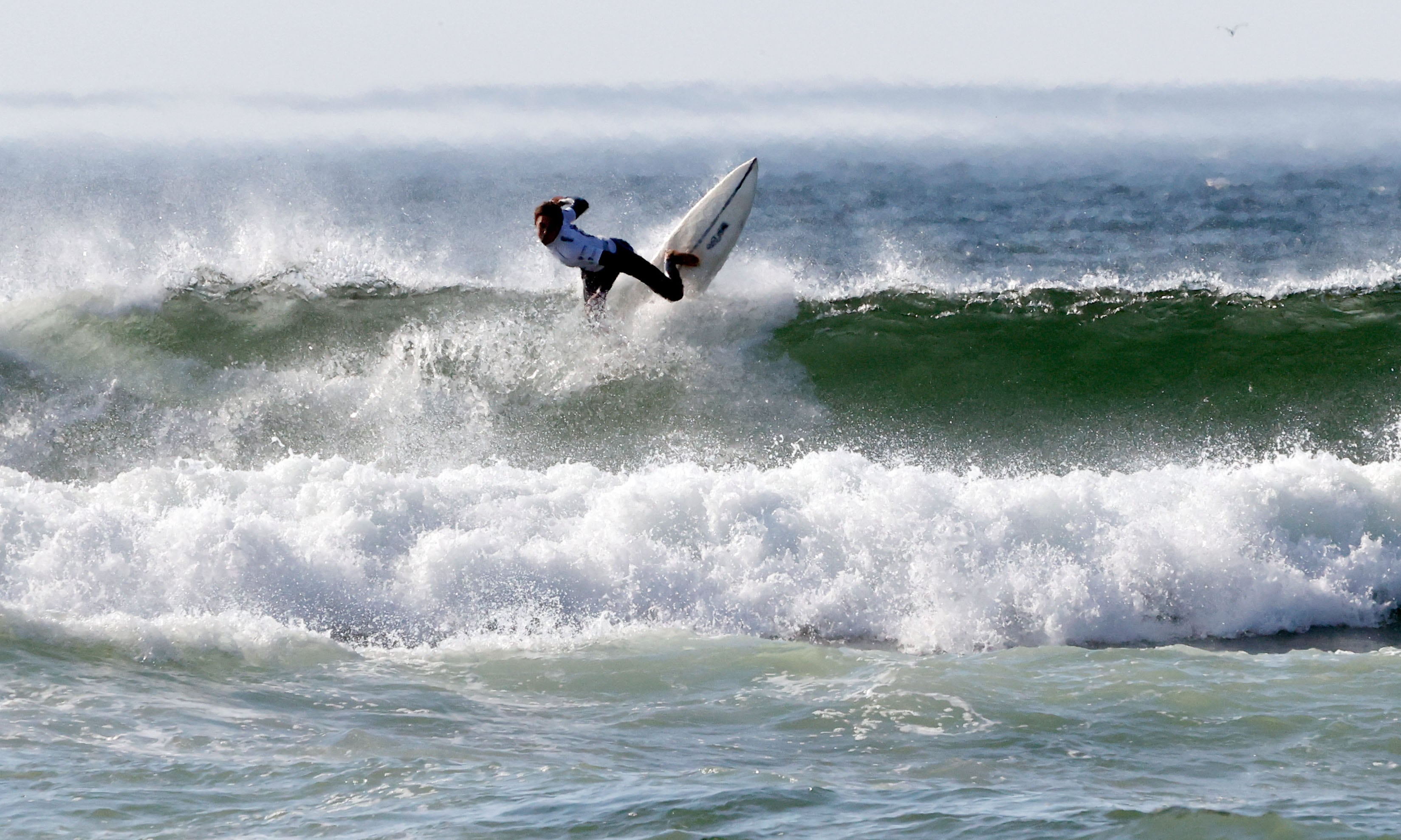 VALDOVIÑO, 12/07/2022.- Un surfista durante el Abanca Pantín Classic Galicia Pro, este martes en Valdoviño. La cita es la primera parada en Europa del circuito internacional de la World Surf League por este curso. EFE/ Kiko Delgado