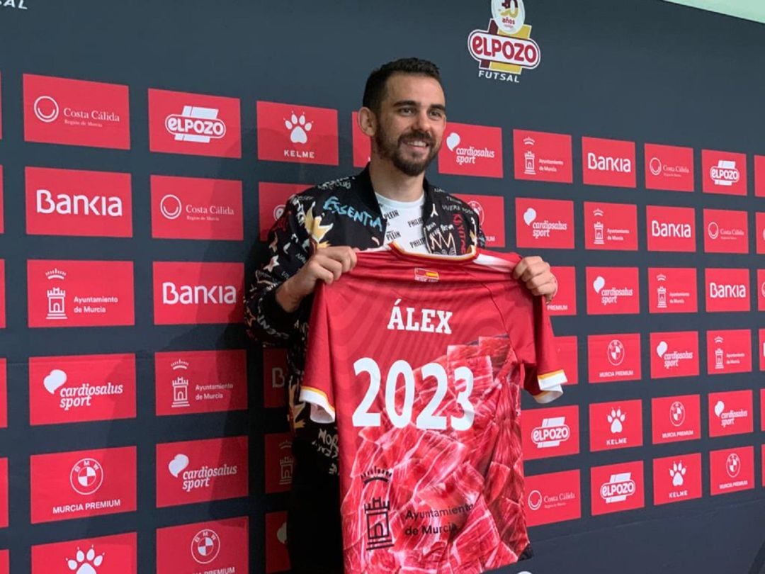 Álex Yepes posa con la camiseta de su renovación con el ElPozo Murcia Costa Cálida