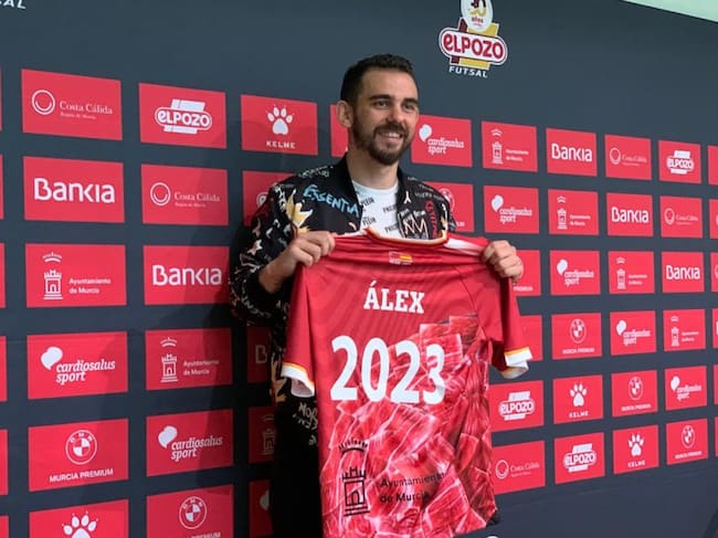 Álex Yepes posa con la camiseta de su renovación con el ElPozo Murcia Costa Cálida
