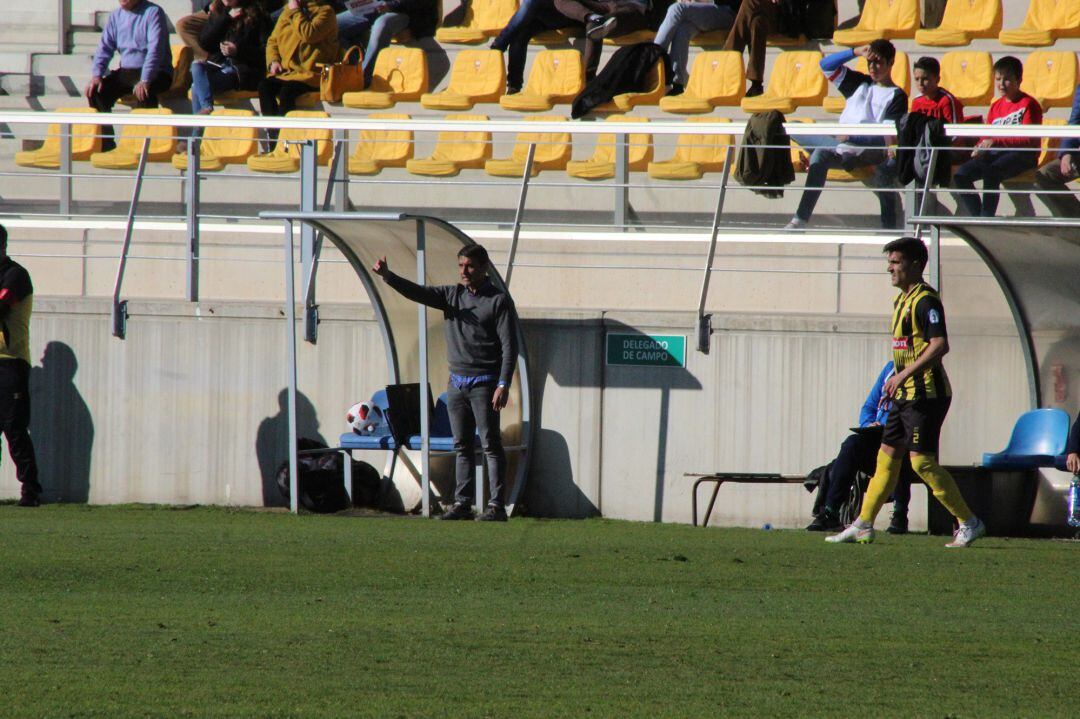 Pepe Masegosa, técnico del Xerez DFC durante el partido en Lepe 