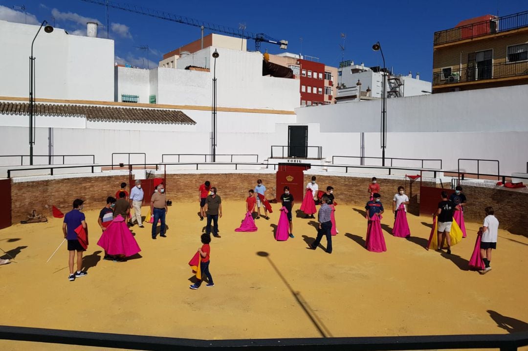 Los alumnos de la Escuela Taurina de Sevilla en la placita de la Real Venta de Antequera