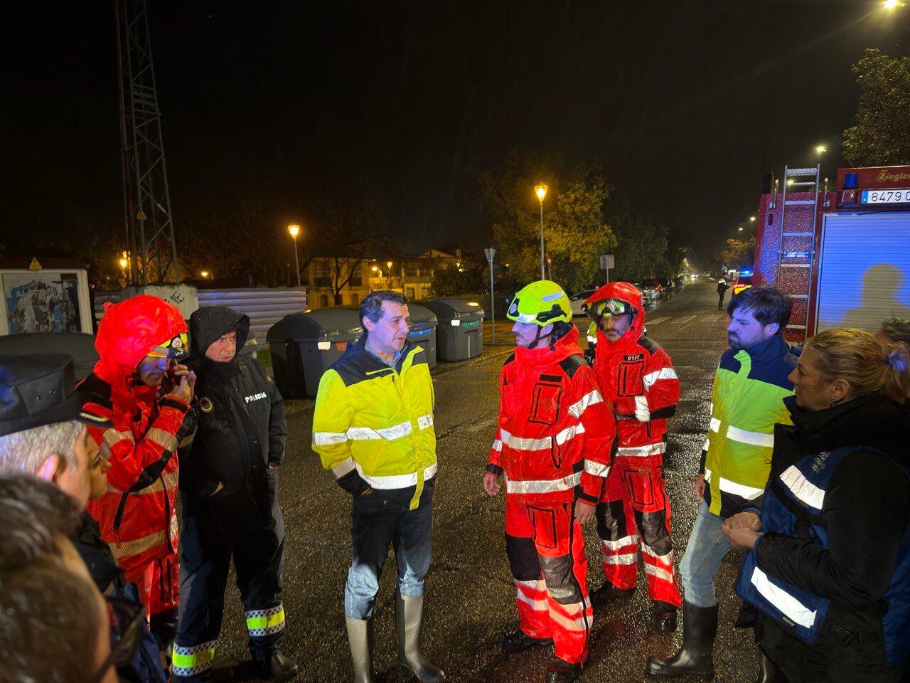 El alcalde, José María Bellido, con miembros del operativo en las zonas afectadas por el agua.