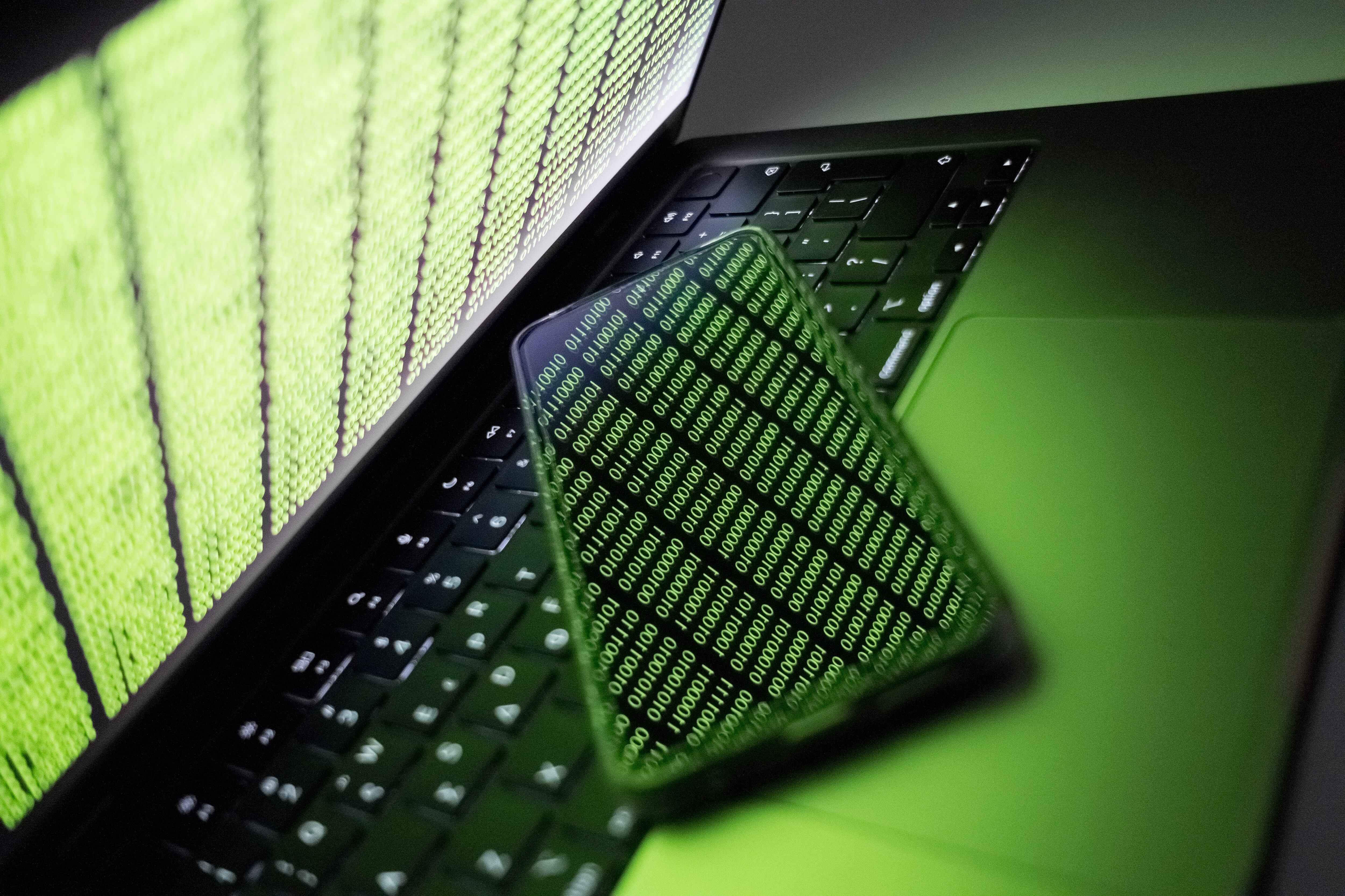 Pantalla d'ordinador i un mòbil