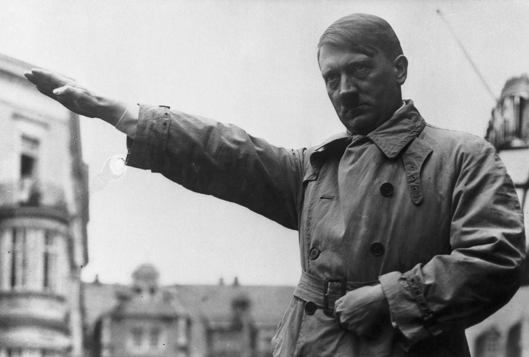 Adolf Hitler hace el saludo nazi en una fotografía tomada en febrero de 1932. 