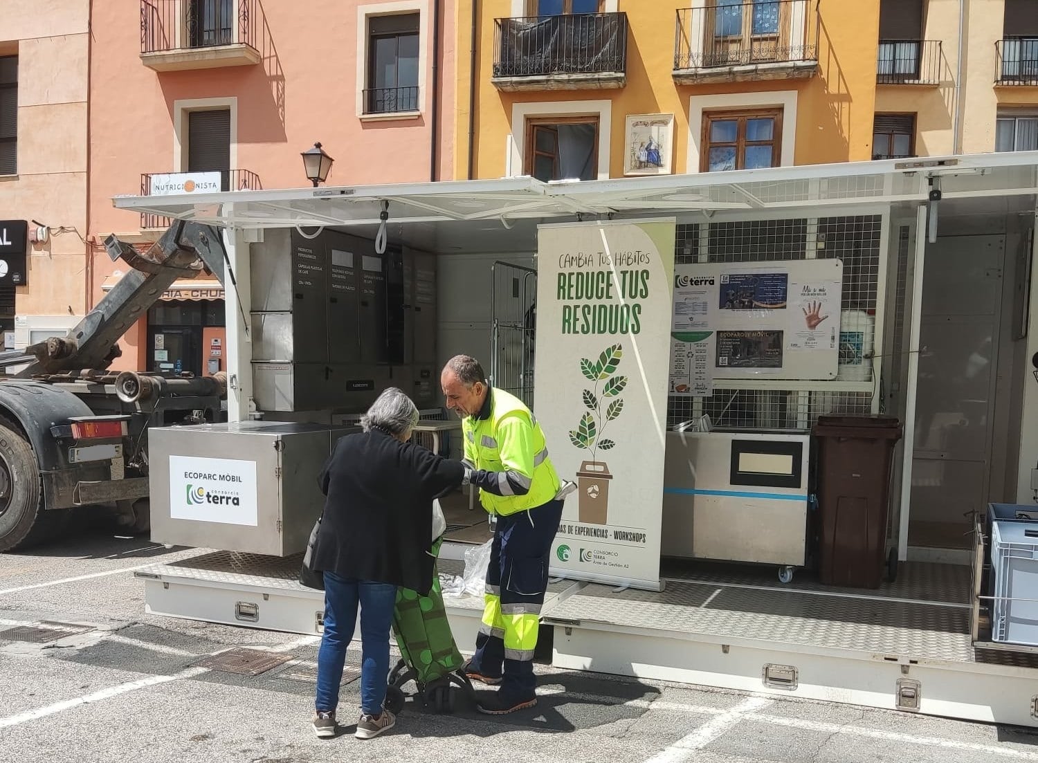 El ecoparque móvil en una de sus visitas a Cocentaina