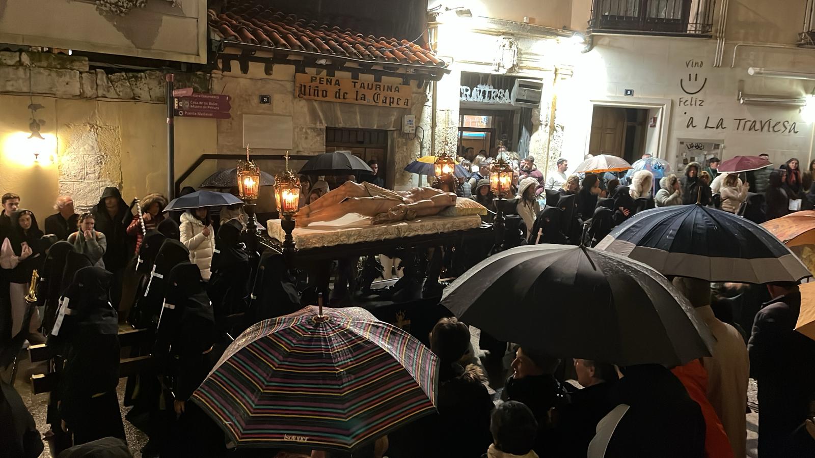Aunque el Cristo Yacente ha llegado a salir la lluvia ha obligado a devolverlo a la iglesia a los pocos minutos
