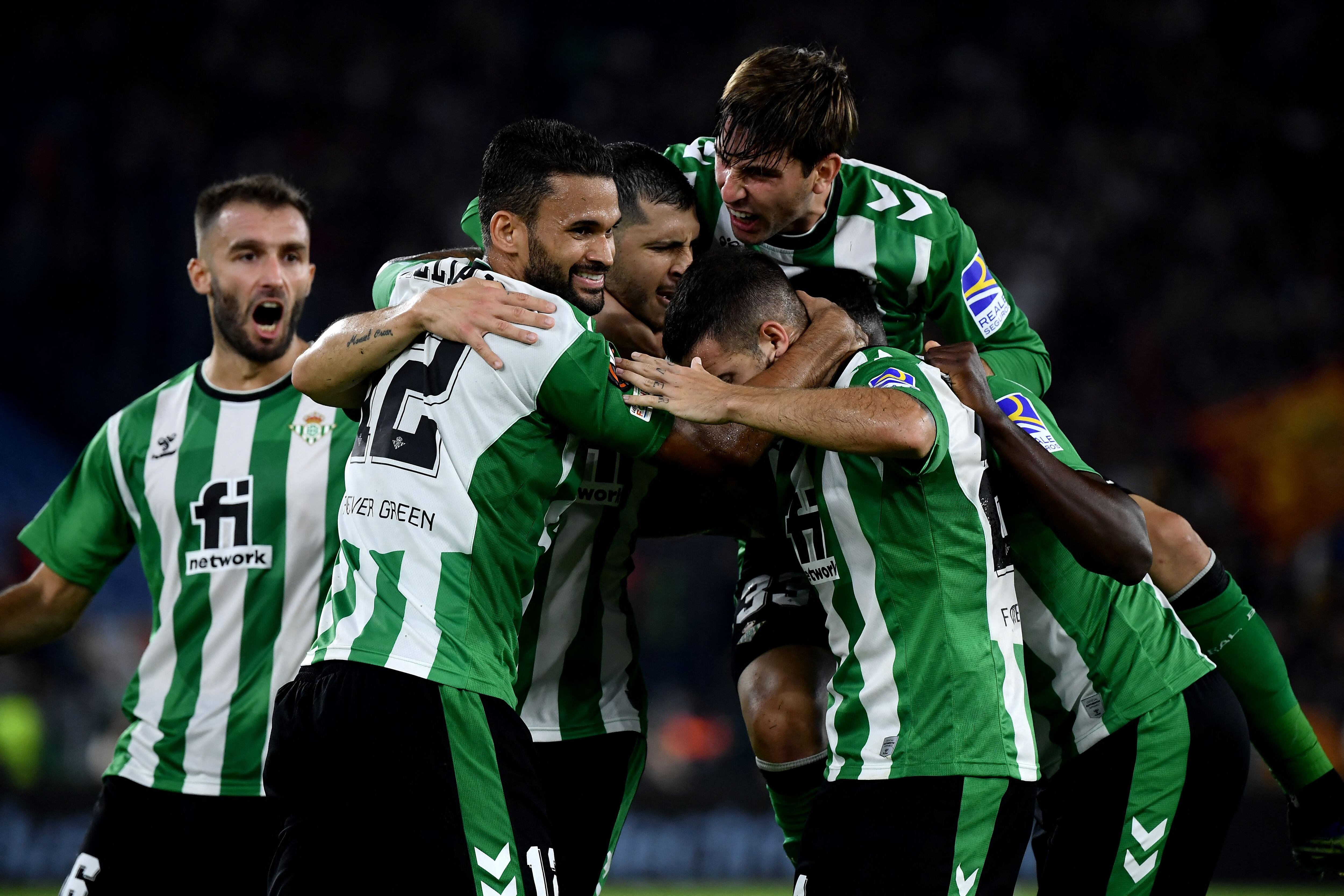 Los jugadores del Betis celebran el tanto de Guido Rodríguez ante la Roma.