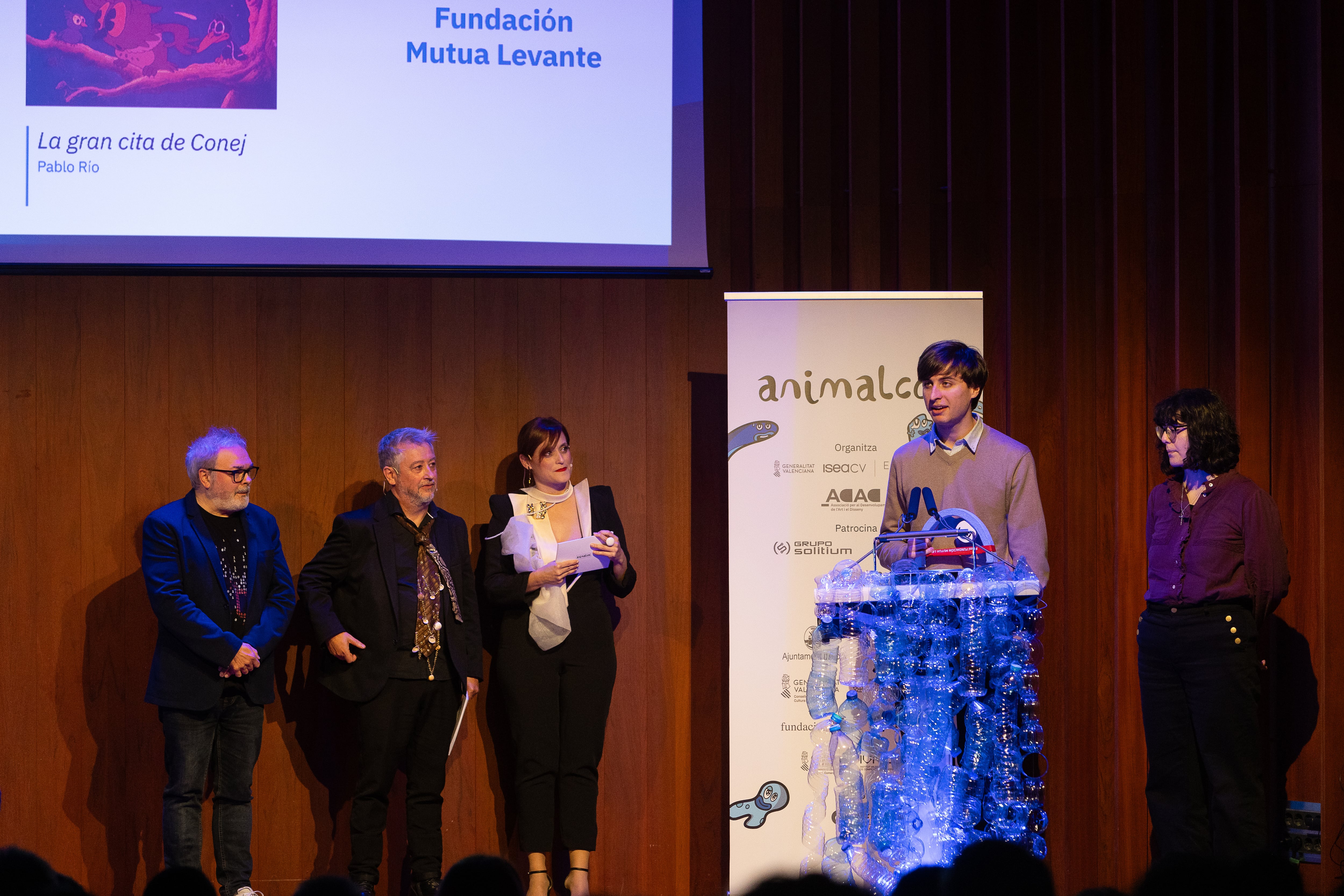 Pablo Río recogiendo el premio en la gala inaugural de Animalcoi 2024.