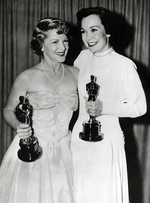 Jane Wyman (derecha) posa con Claire Trevor con sus Oscar a Mejor Actriz y Mejor Actriz secundaria en 1949. (Reuters)