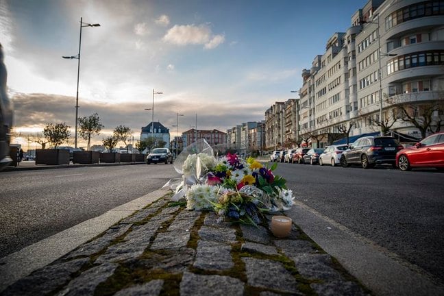 Flores en recuerdo del joven de 19 años fallecido en el accidente mortal en Castelar. EFE