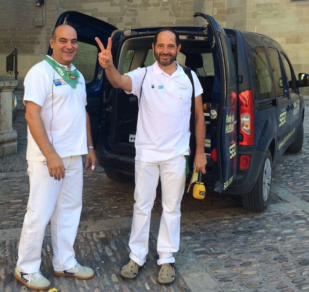 Luis Abadías y José Rodrigo cubriendo los actos de San Lorenzo con Radio Huesca