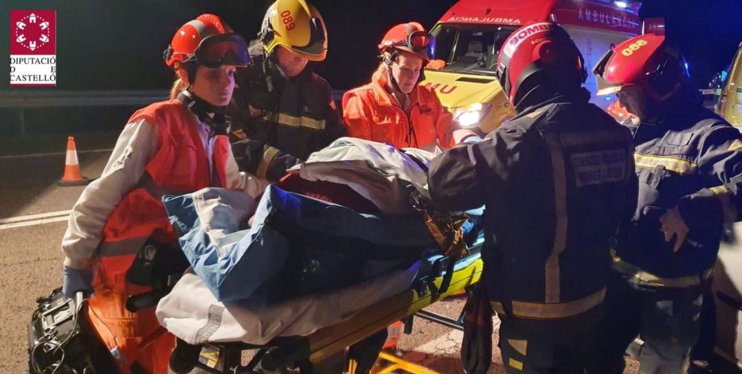 Bomberos y sanitarios atendieron a los siete heridos en el accidente en la N340