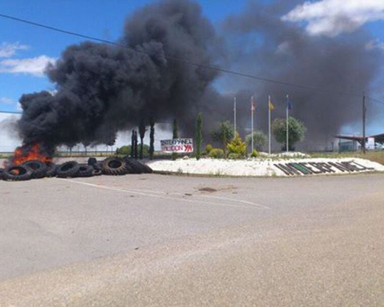 Neumáticos ardiendo bloquean la entrada a la factoría de la extinta Interpanel
