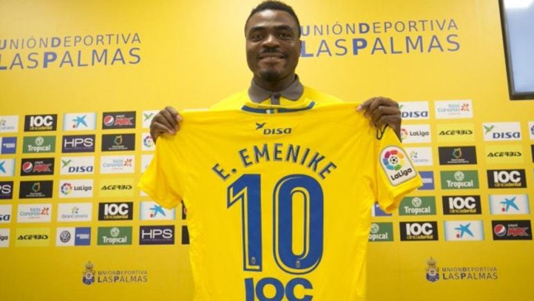 Emenike, en su presentación. El único día que tuvo contacto con la camiseta de la UD Las Palmas