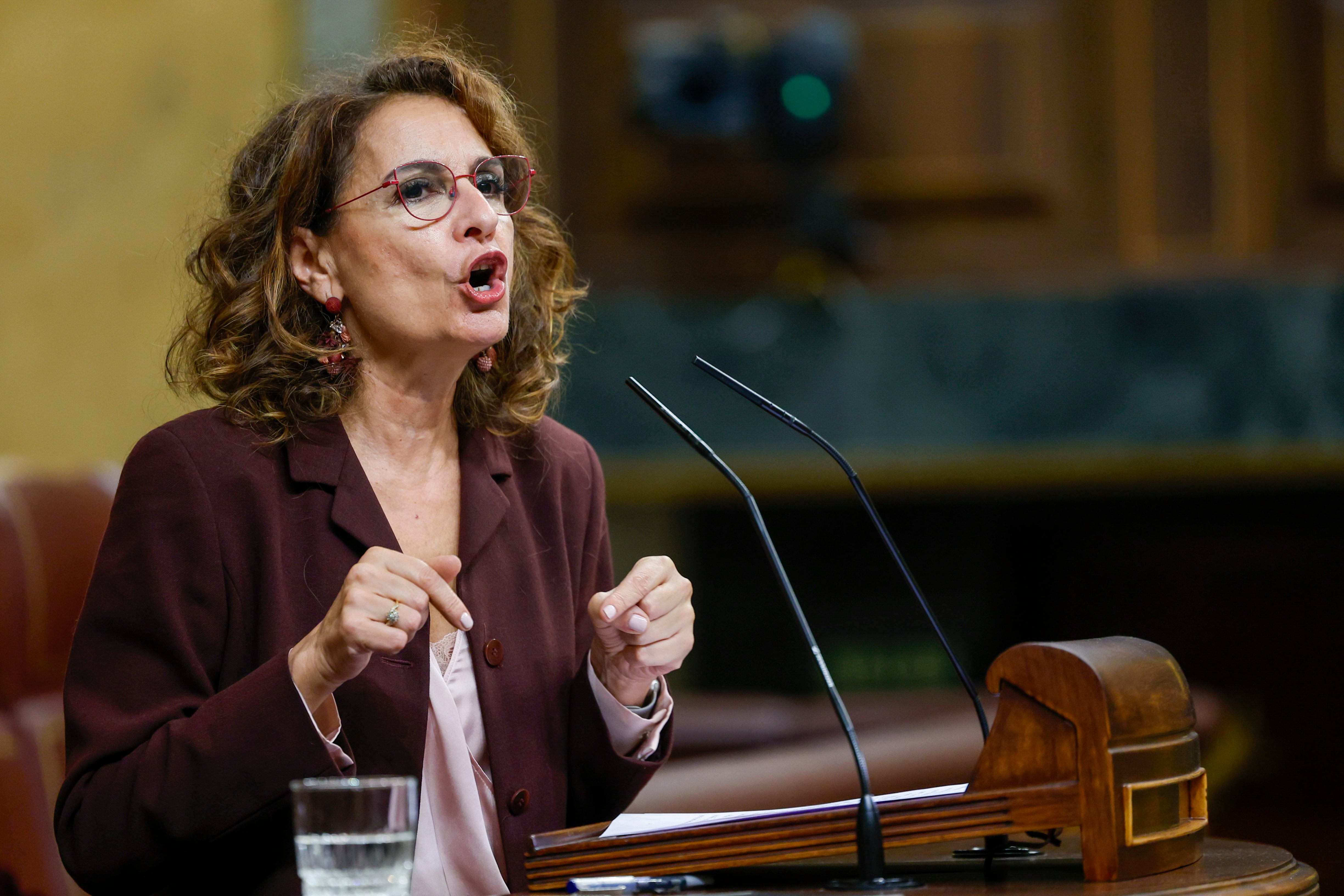 La vicepresidenta primera del Gobierno y ministra de Hacienda, María Jesús Montero, interviene durante la sesión de control al Gobierno