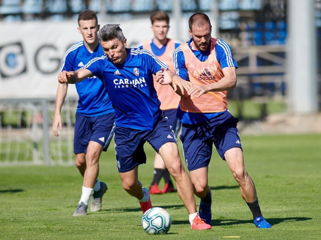 Dani Torres conduce el balón en el entrenamiento en la Ciudad Deportiva