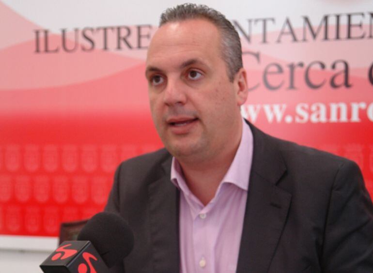 El alcalde de San Roque, Juan Carlos Ruiz Boix, en una comparecencia reciente con los medios de comunicación.