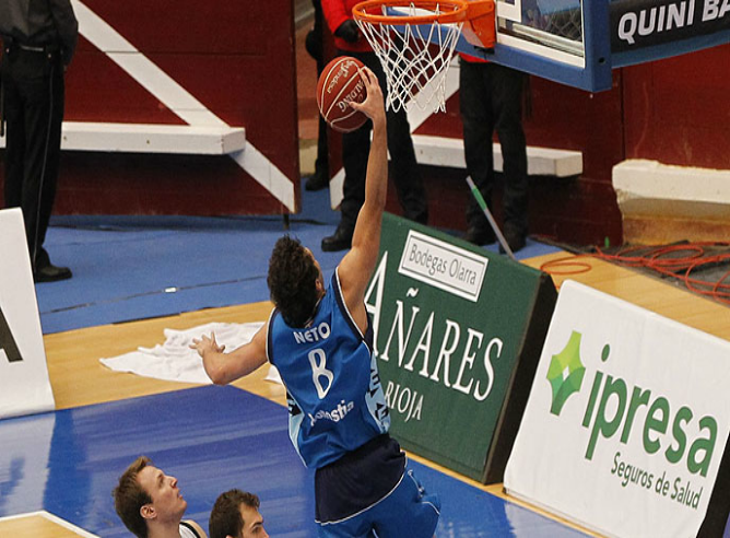 El base brasileño se eleva para anotar una canasta.