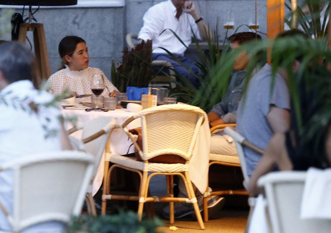 El Cordobés, Virginia Troconisy Alba Díaz disfrutan de una comida familiar
