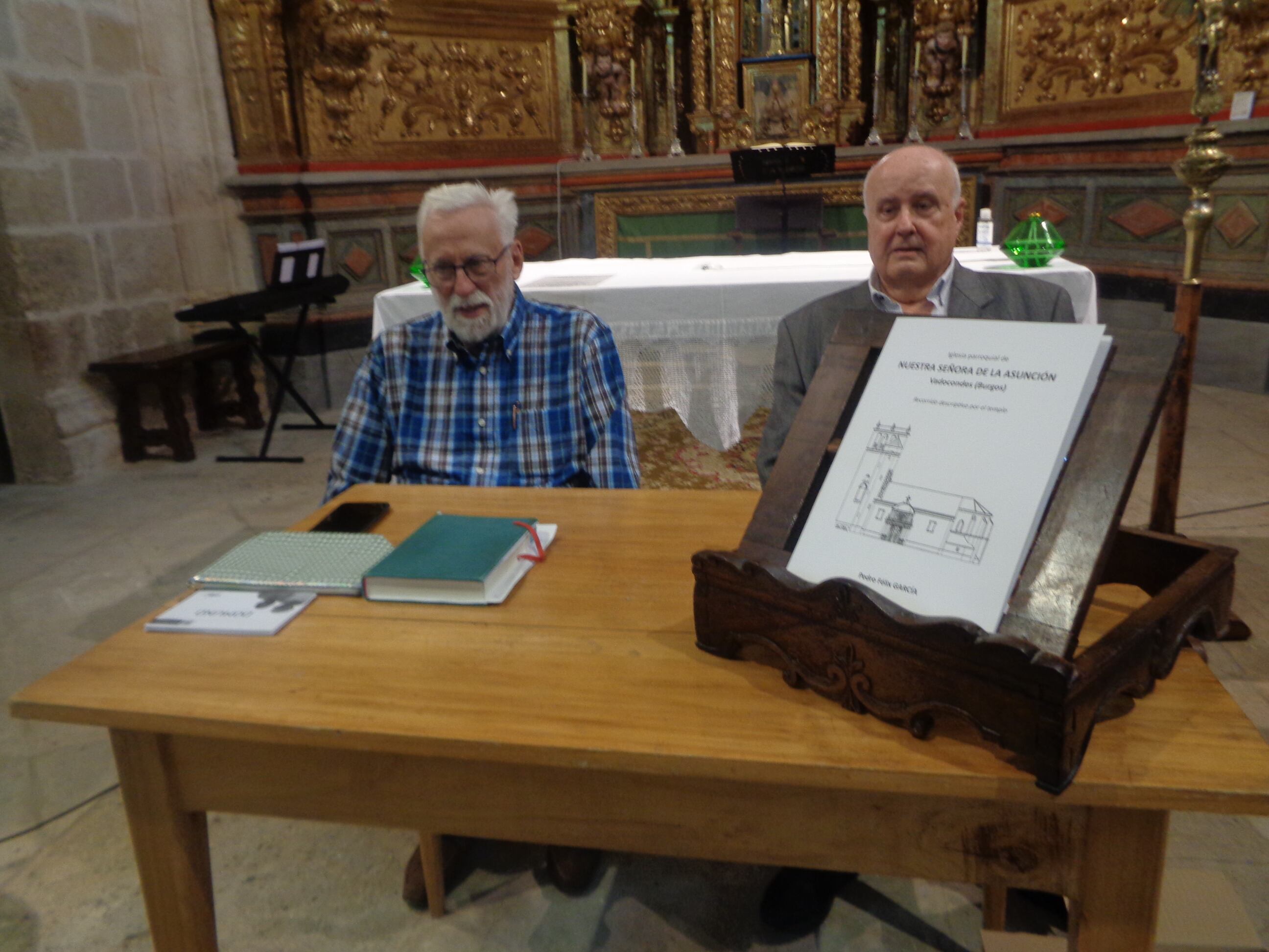 El autor de esta guía daba a conocer unas pinceladas junto al párroco, Jean Pierre, en el mismo lugar donde esta tarde se presenta más profusamente