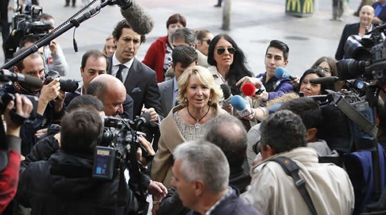 Esperanza Aguirre y su abogado, rodeados de periodistas, a su llegada a los Juzgados de Plaza de Castilla