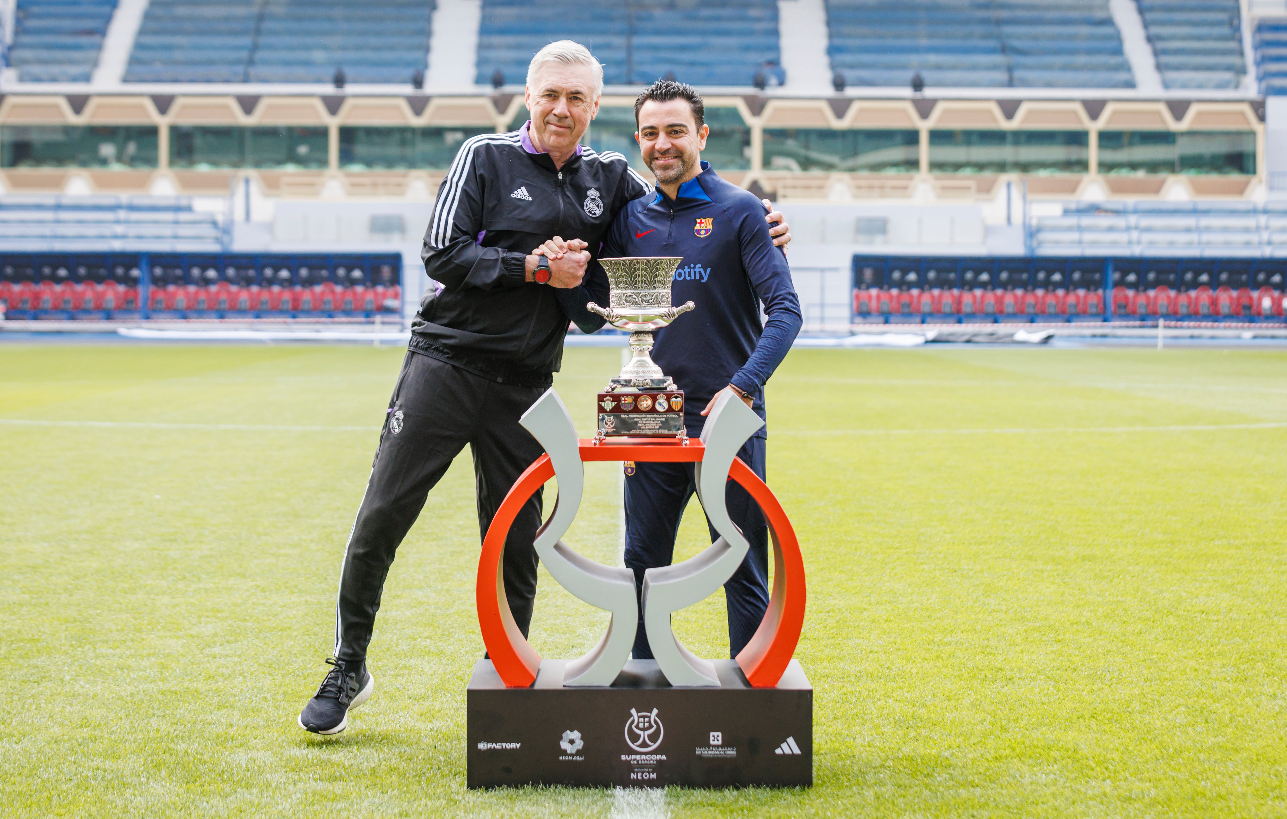 El entrenador del Real Madrid, Carlos Ancelotti, y el entrenador del Barcelona, Xavi Hernández, antes de la final de Supercopa de España.