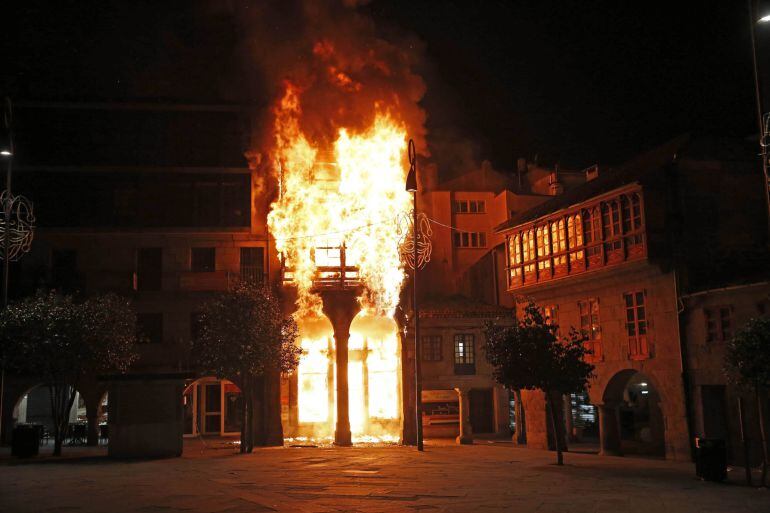 Un voraz incendio afecta a un edificio en pleno corazón de la zona vieja de Pontevedra