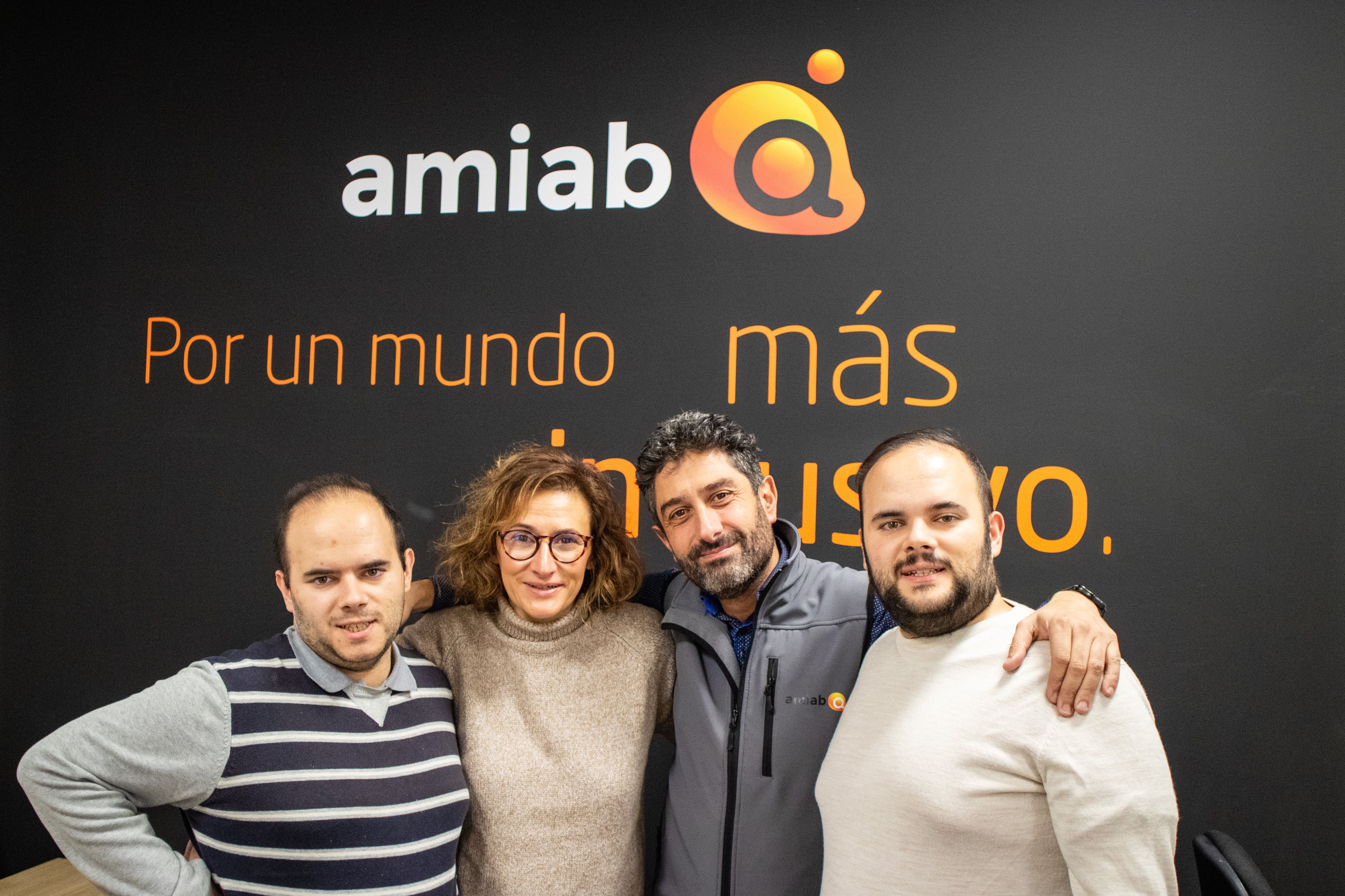 Mario y Jesus Prieto con su madre y Óscar Sillas, gerente de Amiab Cuenca.