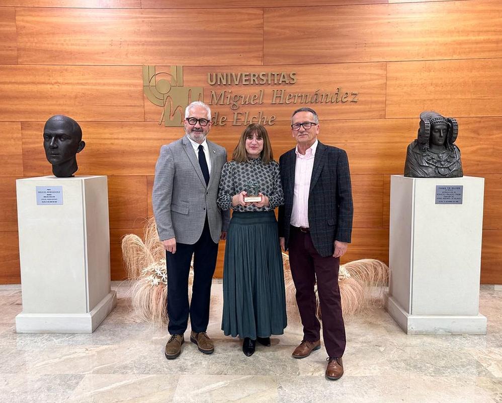 Ignacio Trelis, edil de Patrimonio Cultura; Palmira Torregrosa, actual directora del Museo Arqueológico, y Josep María Segura, anterior director, tras recibir el premio concedido por la UMH.