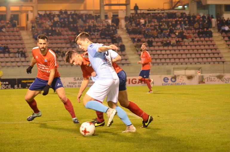 El jugador del Compos, Sobrido, en el duelo ante el Negreira de la primera vuelta