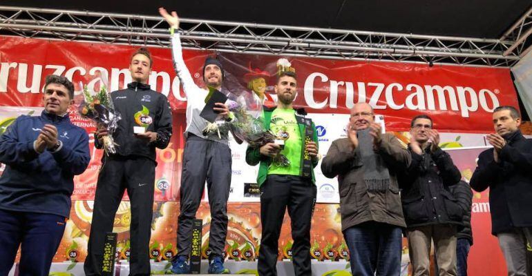 Carles Castillejo saluda al público subido en el podio.