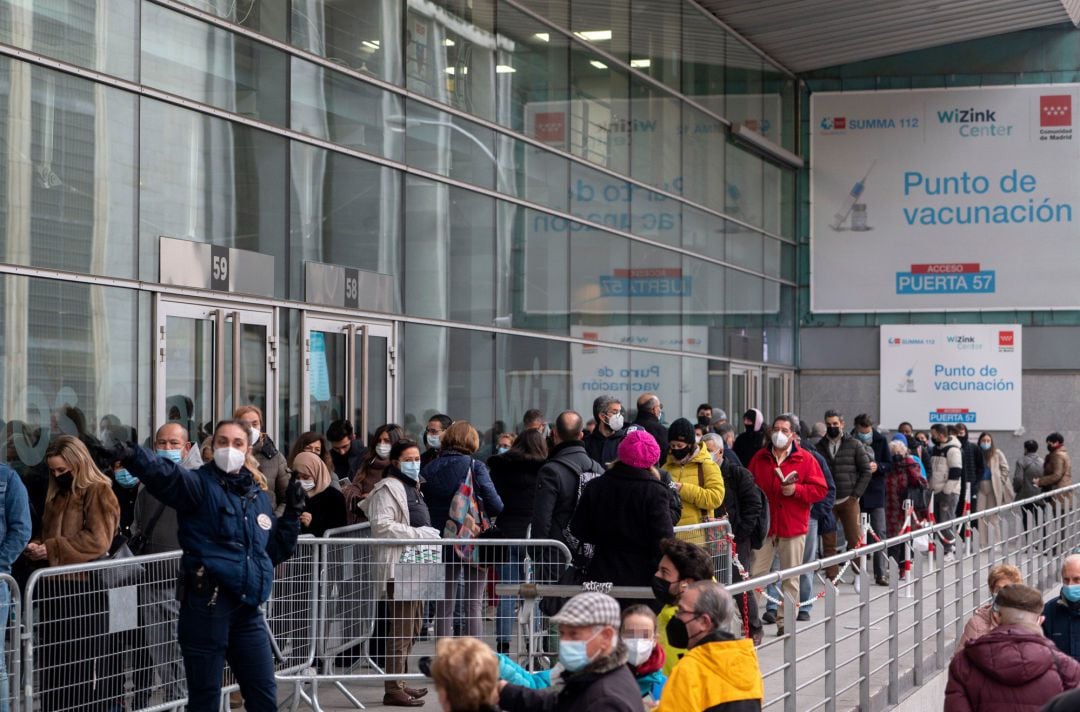 Varias personas hacen cola para la tercera dosis del Covid, en el Wizink Center, a 23 de noviembre de 2021, en Madrid.