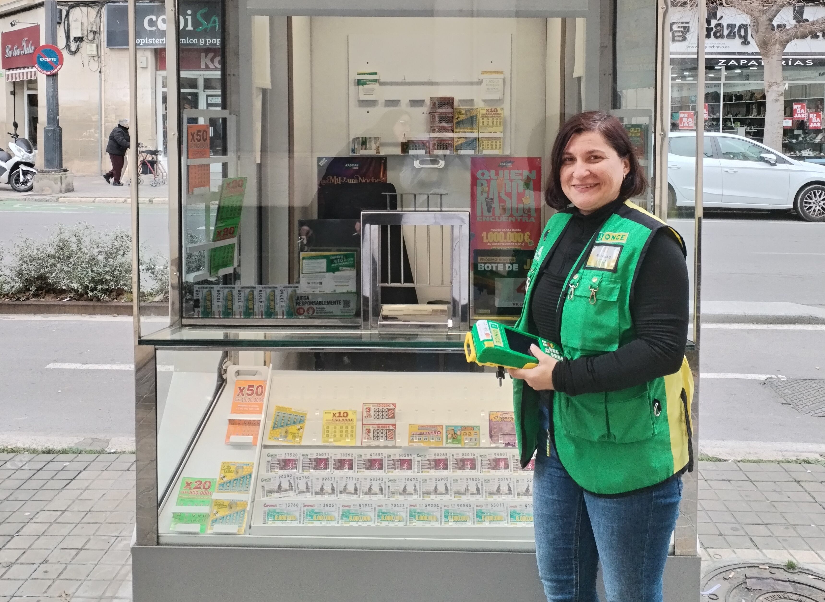 Natalia Gabriela Mihalache ha vendido en Alcoy los 10 cupones premiados con 40.000 € cada uno.