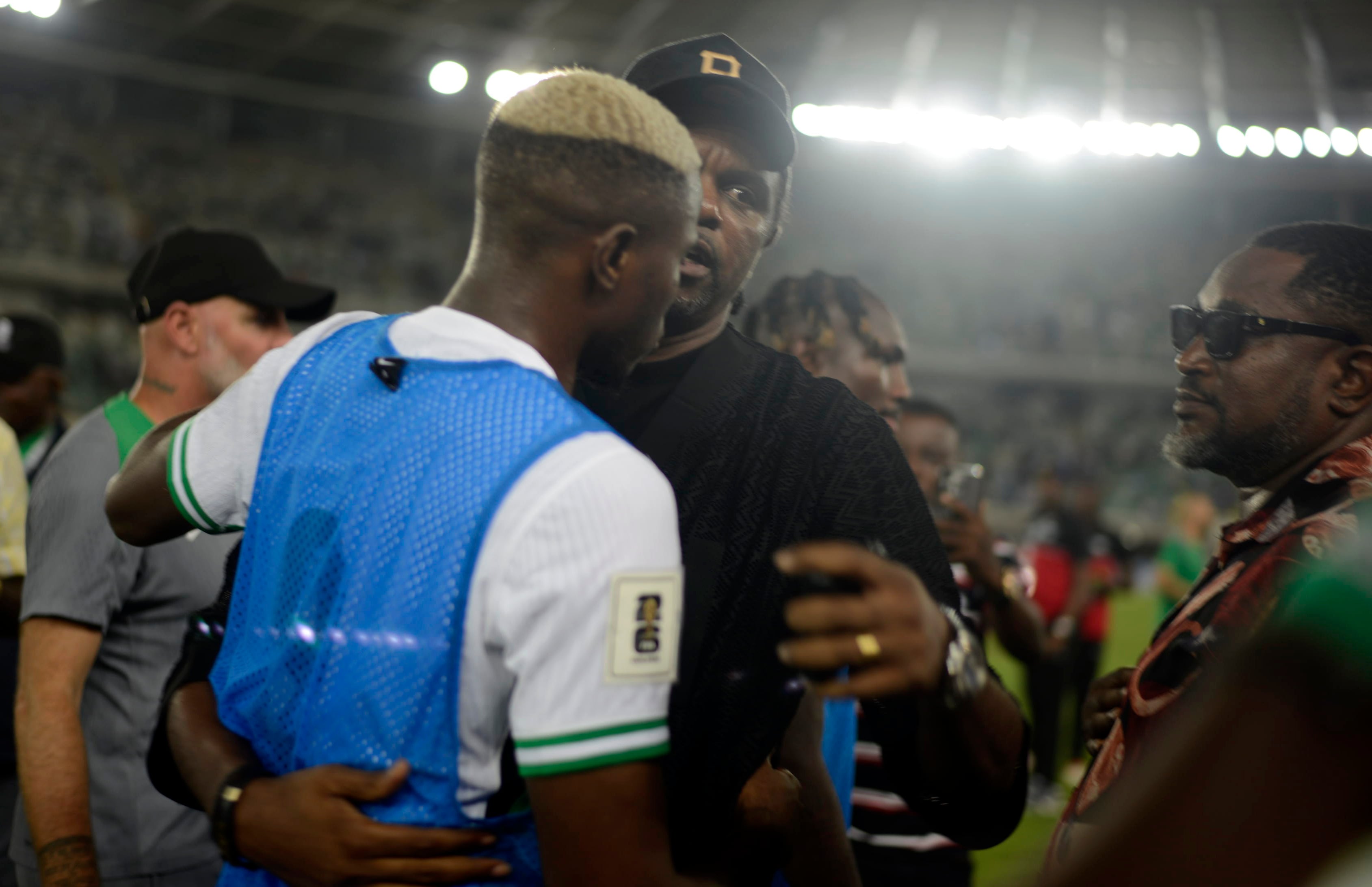 Victor Osimhen, junto con Nwakwo Kanu, durante un partido con la selección de Nigeria