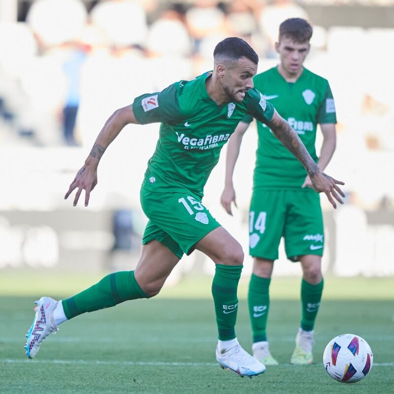 Álex Martín conduce el balón en uno de sus partidos como franjiverde