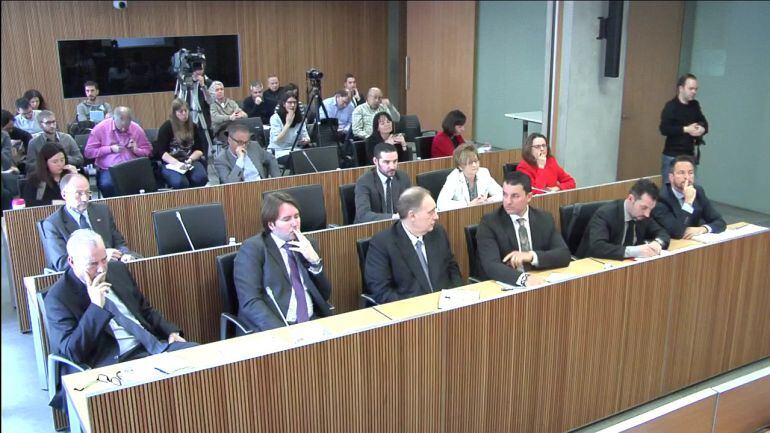 Els consellers escolten les explicacions de l'AREB sobre la resolució de BPA davant una gran expectació mediàtica.