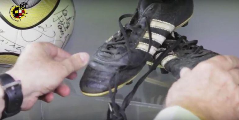 Las botas que Vicente del Bosque ha donado al Museo de la Selección.