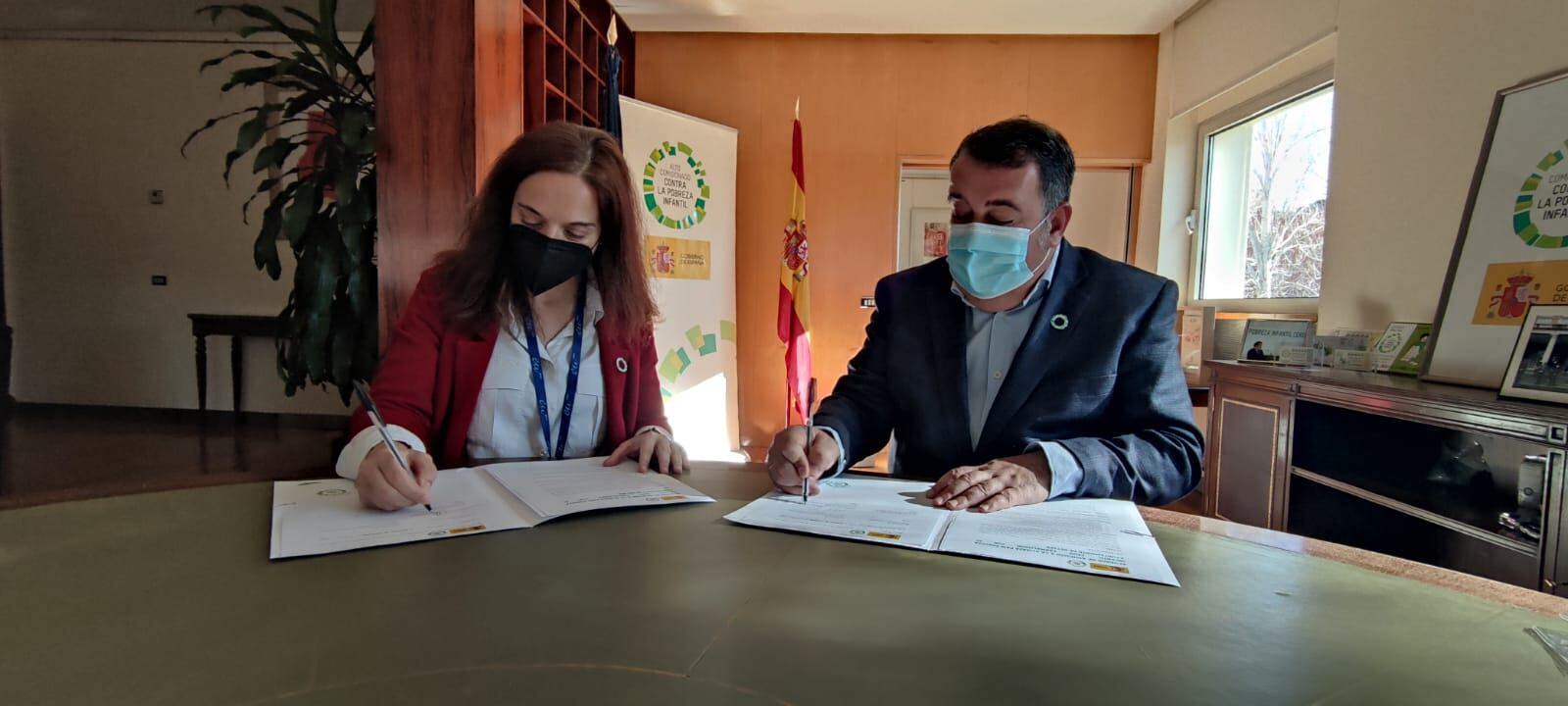 La alcaldesa Sara Hernández ha firmado la alianza con el Alto Comisionado para la Lucha contra la Pobreza Infantil