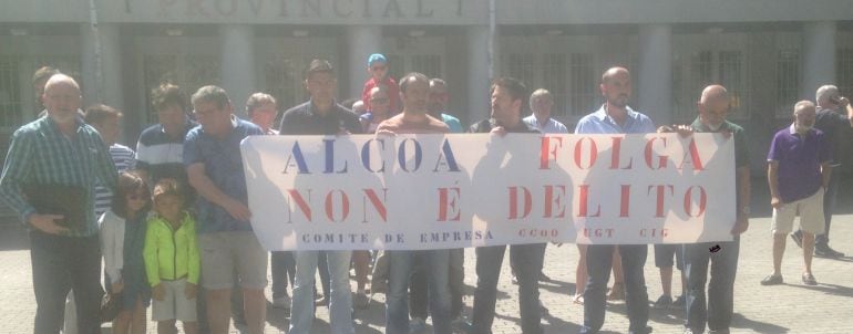 Trabajadores de ALcoa se manifiestan frente a la Audiencia Provincial