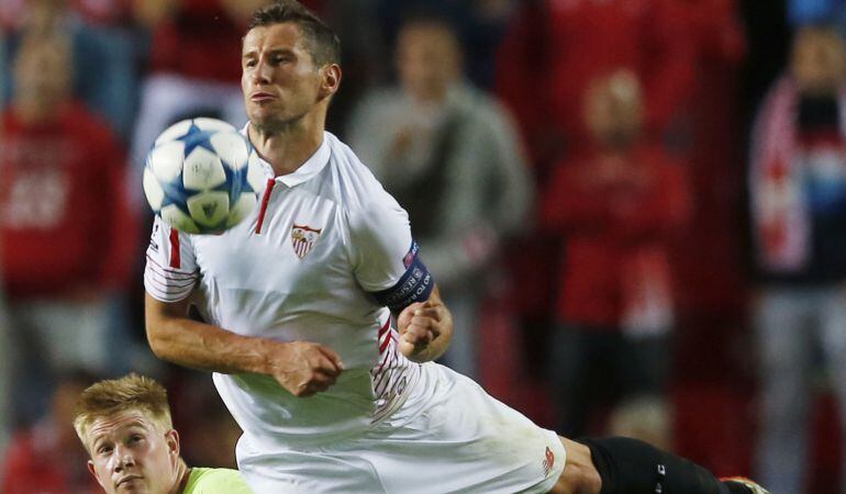 Football - Sevilla v Manchester City - UEFA Champions League Group Stage - Group D - Estadio Sanchez Pizjuan, Sevilla, Spain - 3/11/15 Sevilla's Grzegorz Krychowiak in action with Manchester City's Kevin De Bruyne
 Reuters / Marcelo Del Pozo
 Livepic
 EDITORIAL USE ONLY.