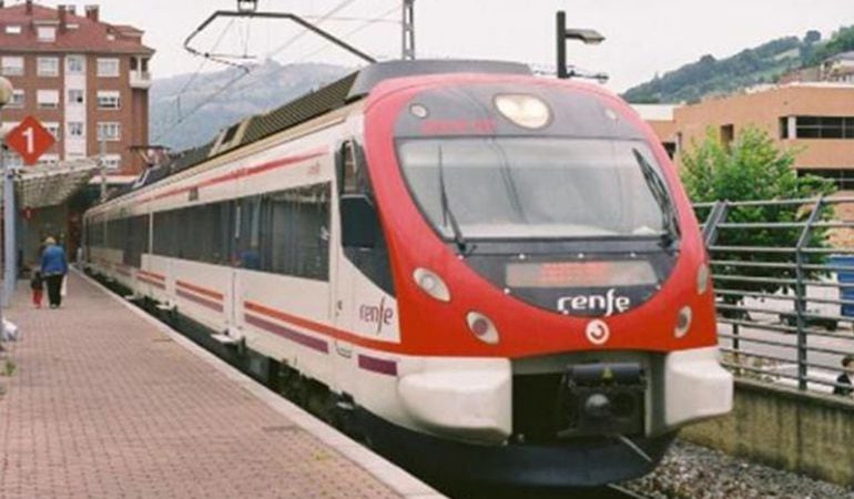 Un tren de Cercanías a su llegada a la estación