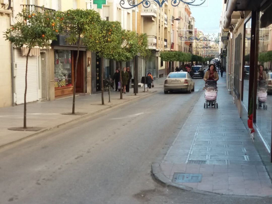 Vecinos y vecinas por la calle General Fresneda, la más transitada de la localidad