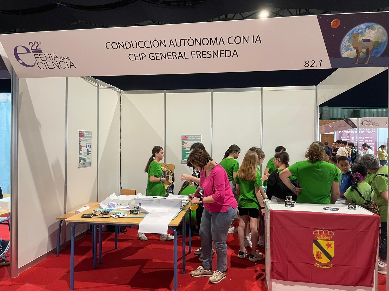 Stand con alumnos/as del CEIP General Fresneda en la Feria de la Ciencia