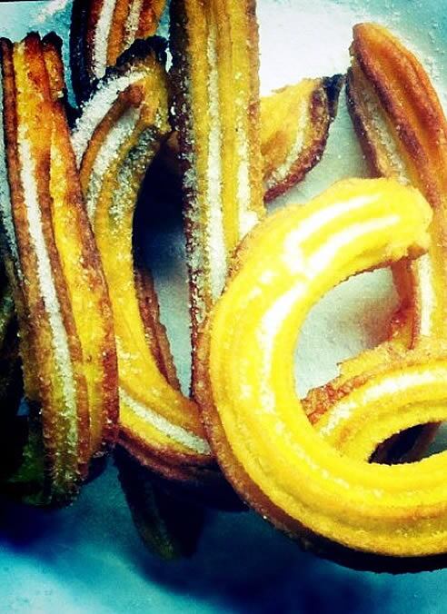 El popular churro de la rica repostería que se hace en España es ya el dulce de moda en Indonesia, donde lo conocen como el 'donut español'