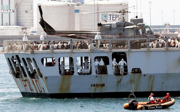 El barco de la armada italiana y donde viajan 250 inmigrantes, a su llegada al puerto de València