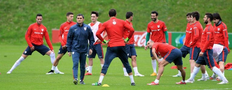 GRA263. LEZAMA (BIZKAIA), 30/03/2015.- El entrenador del Athletic Club, Ernesto Valverde, junto sus jugadores durante el entrenamiento que el equipo ha realizado hoy en las instalaciones de Lezama. EFE/Luis Tejido