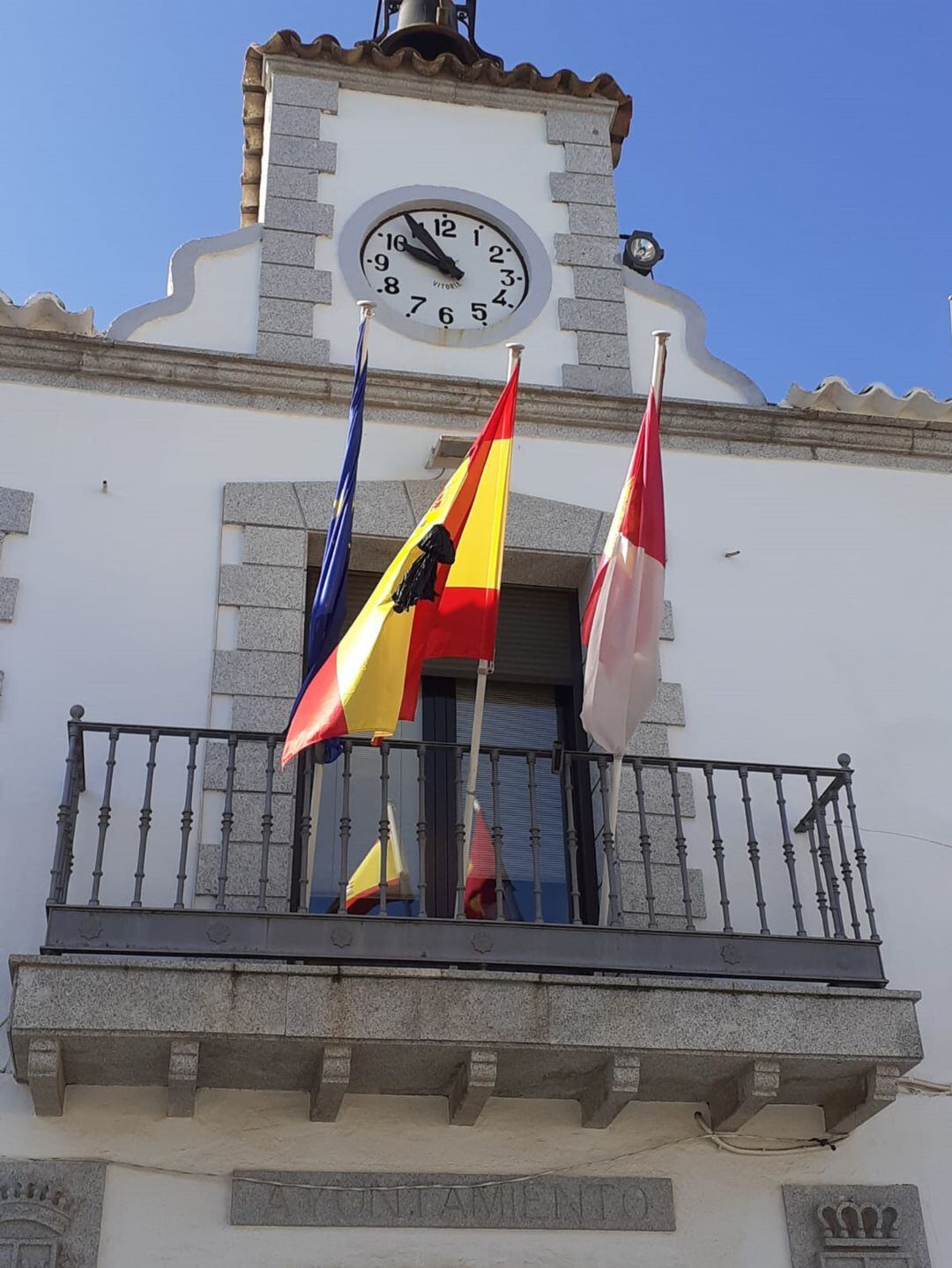 Las banderas del ayuntameinto lucen crespón negro